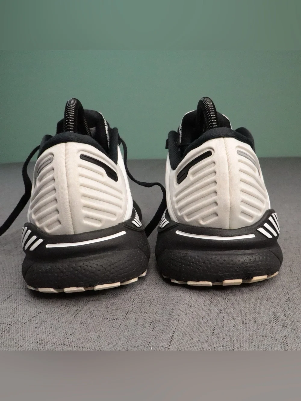 Brooks Adrenaline GTS 22 Running Shoes Women's Size 8.5 White Black Athletic